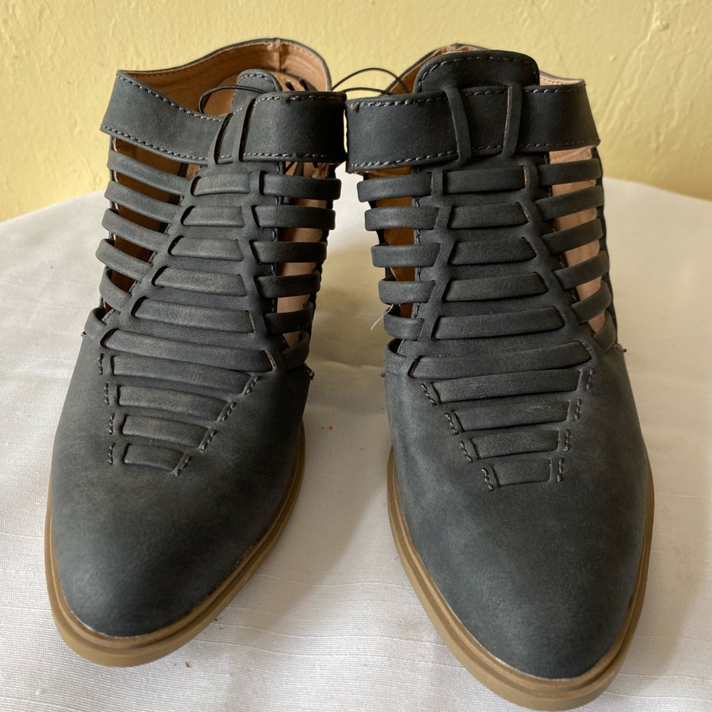 Report low ankle booties size 6 1/2